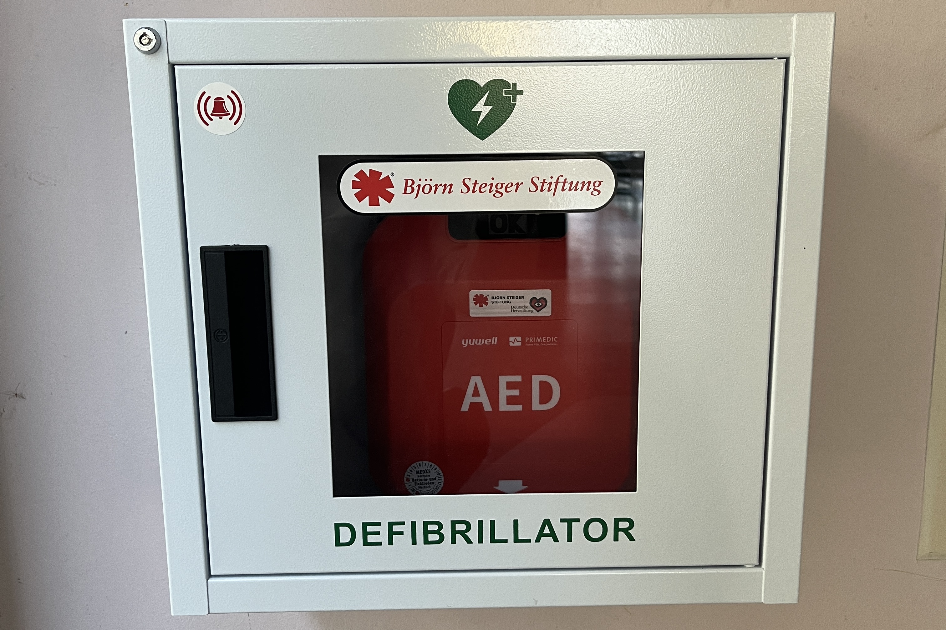 Drei neue Defibrillatoren für öffentliche Gebäude