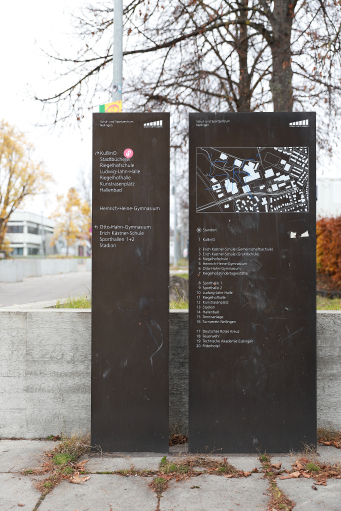 Beschilderung Campus: Braunes Schild mit Karte
