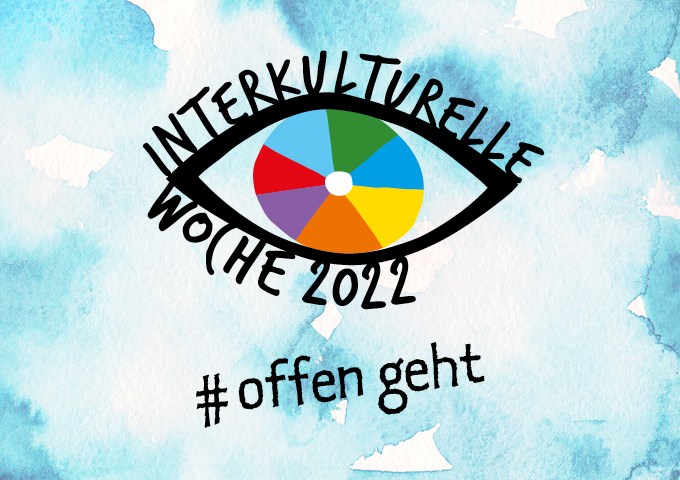Das Bild zeigt das Logo der Interkulturellen Woche 2022. Vor einem Hintergrund mit blauen Wolken ist ein stilisiertes Auge zu sehen. Die Worte Interkulturelle Woche 2022 bilden  die Wimpern des Auges. Die Iris des Auges ist regenbogenfarben. Unter dem Auge steht das Motto der Interkulturellen Woche 2022. # offen geht
