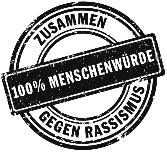Das Bild zeigt das Logo der Stiftung gegen Rassismus. Auf einem weißen Kreis mit schwarzen Rändern stehen die Worte zusammen gegen Rassismus. Ein schwarzer Balken liegt über dem Kreis. In weißer Schrift stehen die Worte 100% Menschenwürde darauf geschrieben. 