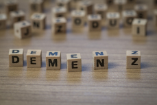 Aus Buchstabenwürfeln das Wort Demenz gelegt