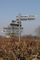 Die Wegweiser zu den Partnerstädten im Scharnhauser Park