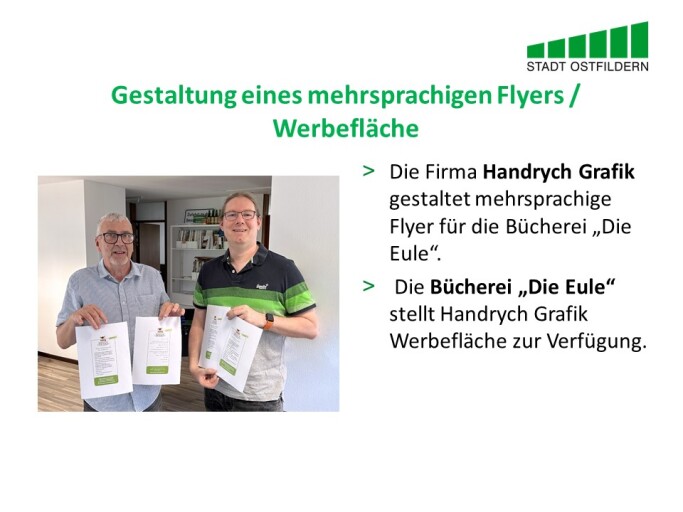 Im oberen Bereich steht der Titel der Vereinbarung beim Digitalen Marktplatz der Guten Geschäfte: Gestaltung eines mehrsprachigen Flyers gegen Werbeflächen..
Rechts wird die Vereinbarung erklärt. Die Firma Handrych Grafik gestaltet mehrsprachige Flyer für die Bücherei „Die Eule“.  Die Bücherei „Die Eule“ stellt Handrych Grafik Werbefläche zur Verfügung.
Auf der linken Seite sind jeweils ein Vertreter der Bücherei und des Unternehmens zu sehen.