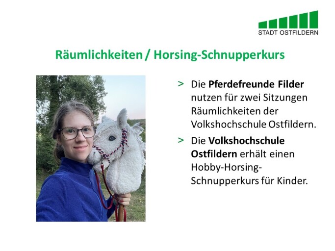 Im oberen Bereich steht der Titel der Vereinbarung beim Digitalen Marktplatz der Guten Geschäfte: Räumlichkeiten gegen Hobby-Horsing-Schnupperkurs.
Rechts wird die Vereinbarung erklärt. Die Pferdefreunde Filder nutzen für zwei Sitzungen Räumlichkeiten der Volkshochschule Ostfildern. Die Volkshochschule Ostfildern erhält einen Hobby-Horsing-Schnupperkurs für Kinder.
Auf der linken Seite ist ein Foto eines Mädchen mit einem Steckenpferd zu sehen.