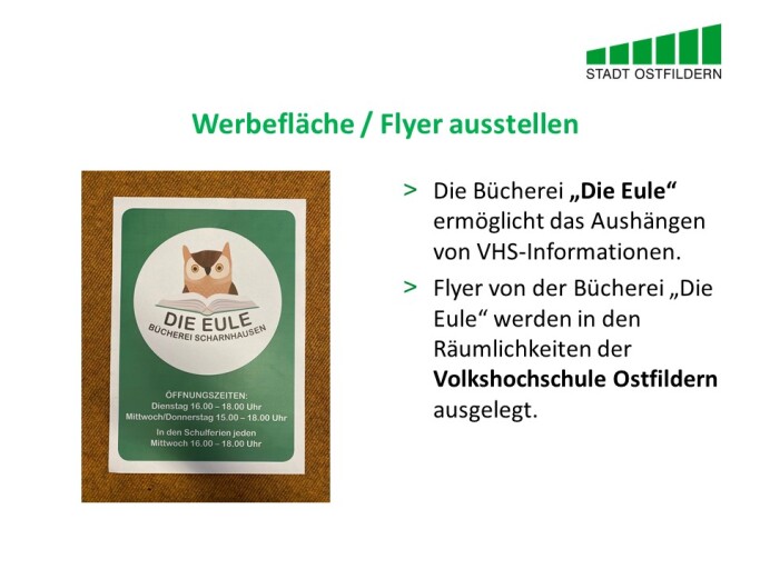 Im oberen Bereich steht der Titel der Vereinbarung beim Digitalen Marktplatz der Guten Geschäfte: Werbefläche gegen Flyer auslegen.
Rechts wird die Vereinbarung erklärt. Die Bücherei „Die Eule“ ermöglicht das Aushängen von VHS-Informationen. Flyer von der Bücherei „Die Eule“ werden in den Räumlichkeiten der Volkshochschule Ostfildern ausgelegt.
Auf der linken Seite sind Fotos der Veranstaltung zu sehen.
