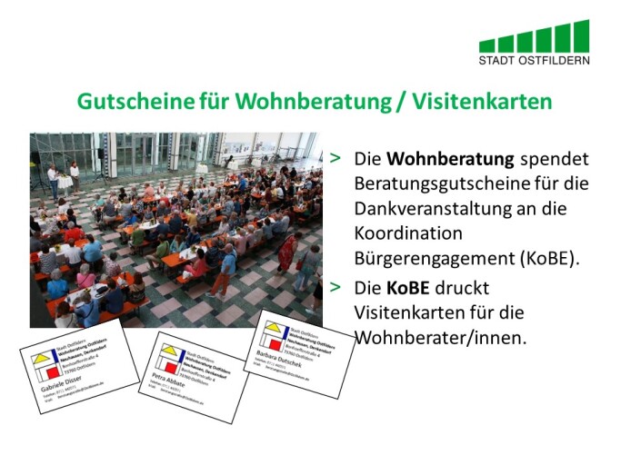 Im oberen Bereich steht der Titel der Vereinbarung beim Digitalen Marktplatz der Guten Geschäfte: Gutscheine für Wohnberatung gegen Visitenkarten.
Rechts wird die Vereinbarung erklärt. Die Wohnberatung spendet Beratungsgutscheine für die Dankveranstaltung an die Koordination Bürgerengagement (KoBE). Die KoBE druckt Visitenkarten für die Wohnberater/innen.
Auf der linken Seite sind ein Foto der Dankveranstaltung und verschiedene Visitenkarten zu sehen.
