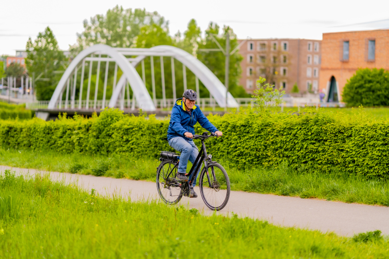 Ein Mann auf einem Fahrrad. 